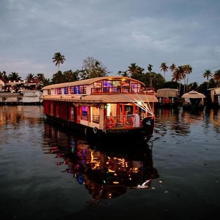 فندق فايشناف توورز Alappuzha المظهر الخارجي الصورة