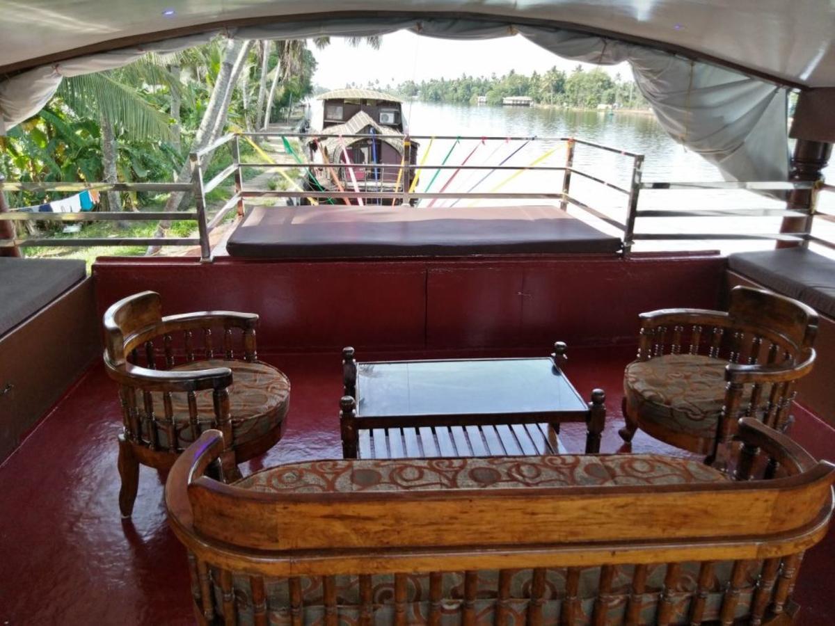 فندق فايشناف توورز Alappuzha المظهر الخارجي الصورة
